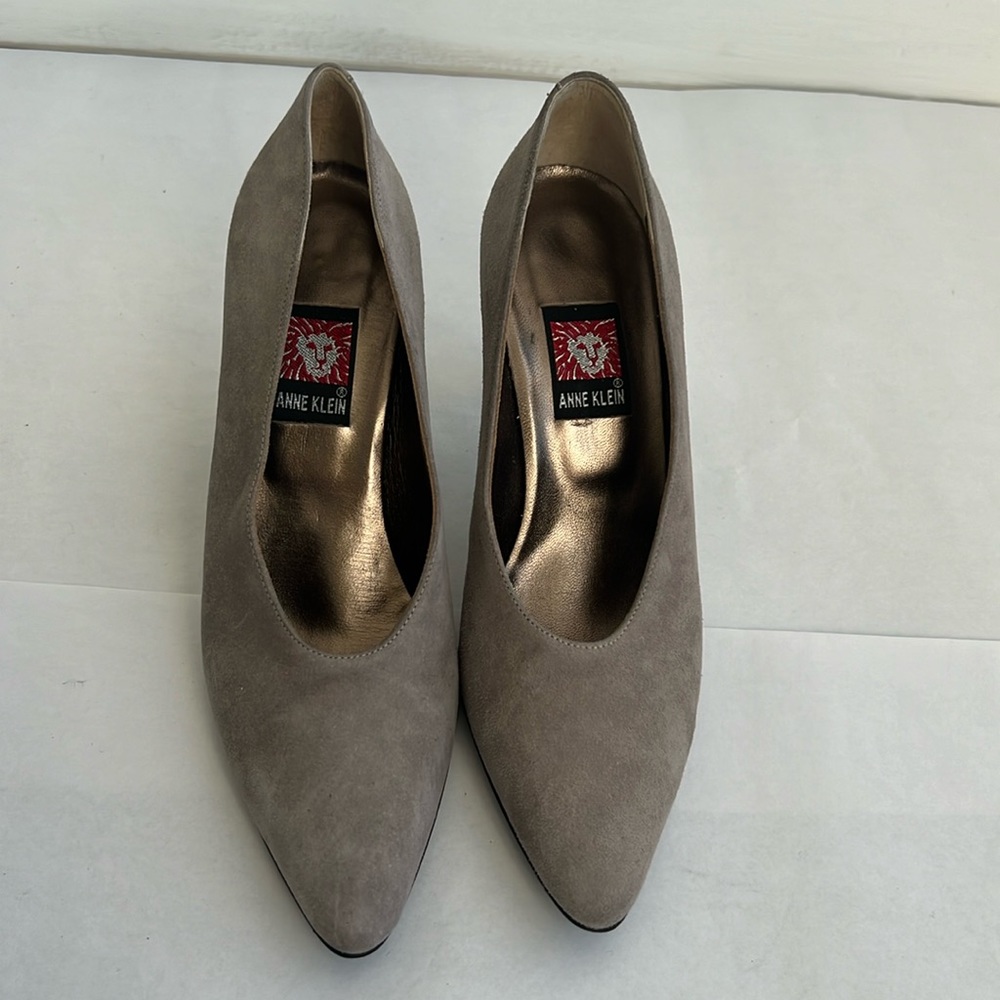 Anne Klein suede heeled pump